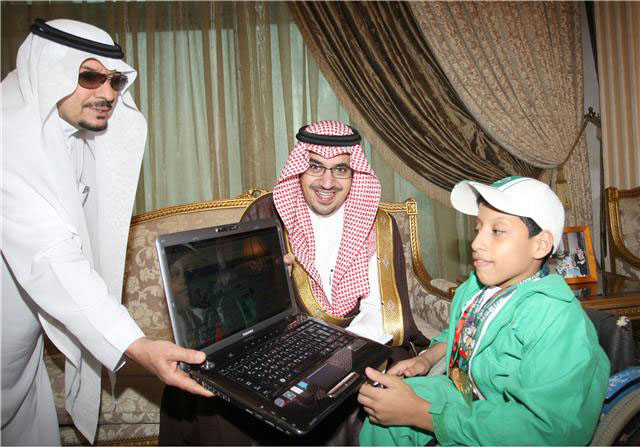 الأمير نواف مع رئيس الاولمبياد الخاص والطفل الحمدان لحظة التدشين