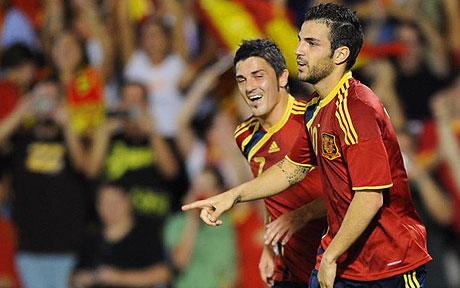 فرحة لاعبي اسبانيا بعد الفوز وضمان التأهل للمونديال
