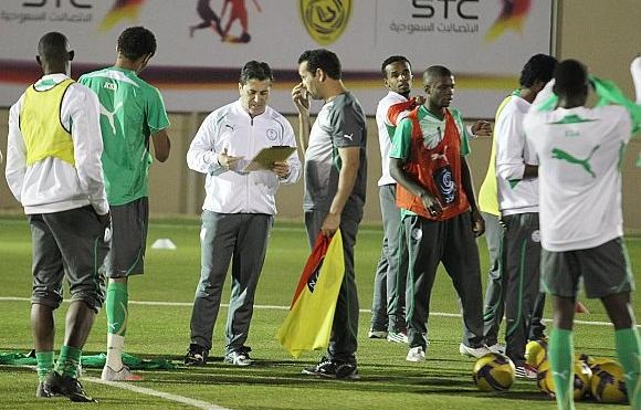 لاعبو السعودية في آخر حصة تدريبية لهم مع مدربهم بيسرو