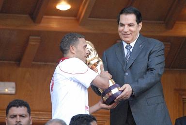 قائد الاولمبي الباجي يتسلم كاس تونس من الرئيس التونسي