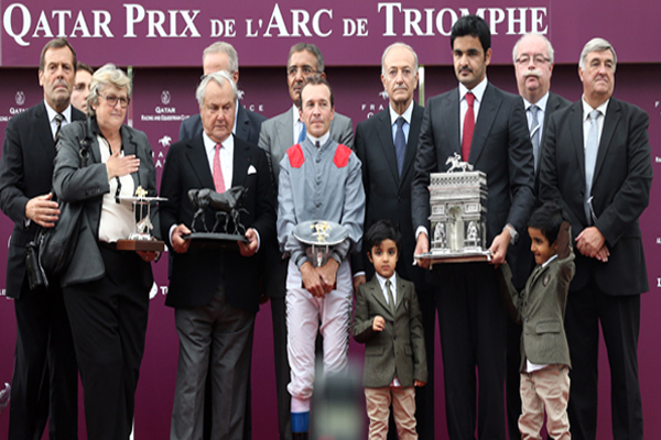 جانب من تتويج الفائزين في السباق