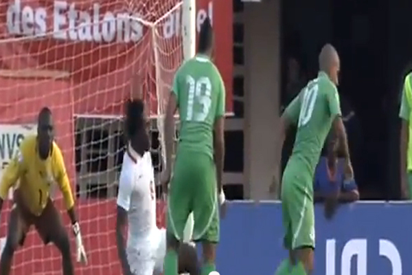 الجزائري فيغولي لحظة تسجيله للهدف الثاني لمنتخب بلاده أمام بوركينا فاسو