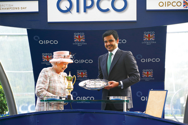 الشيخ جوعان بن حمد آل ثاني يتسلم الجائزة من الملكة إليزابيث الثانية ملكة بريطانيا