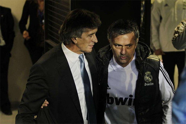 البرتغالي جوزيه مورينيو مدرب نادي تشلسي الإنكليزي والتشلسي مانويل بليغريني مدرب مانشستر سيتي الإنكليزي