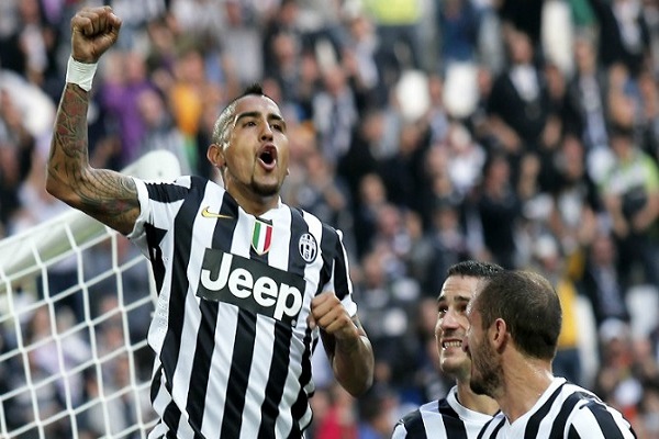 فيدال يحتفل بالتسجيل