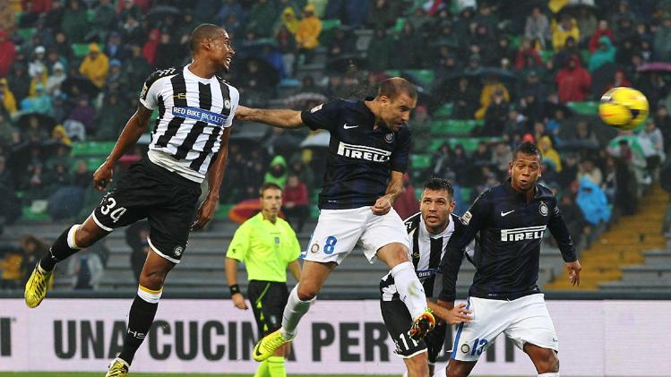 إنتر ميلان يهزم أودينيزي بثلاثية في الدوري الإيطالي