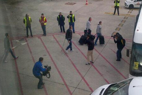 فالديس وهو متكىء على عكازين يسير في المطار