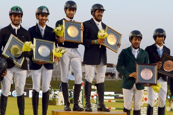 جانب من تتويج الفائزين في بطولة قفز الحواجز