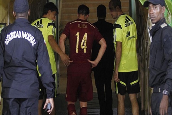 النجم تشابي ألونسو لحظة خروجه من الملعب متأثراً بالإصابة