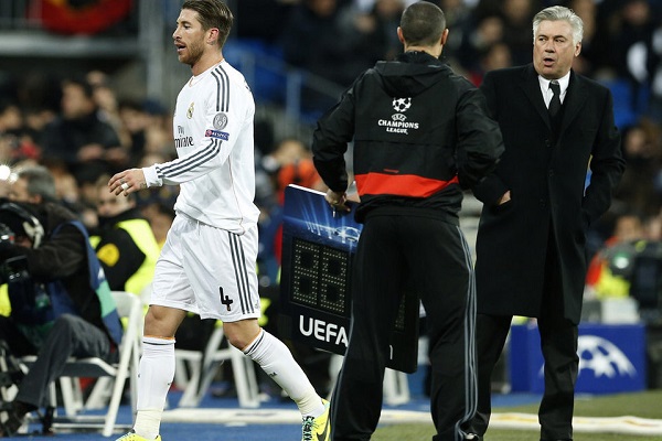 أنشيلوتي يوبخ راموس بعد طرده بالبطاقة الحمراء