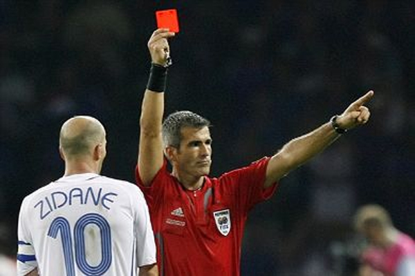 الأرجنتيني هوراسيو اليزوندو لحظة طرده لزيدان