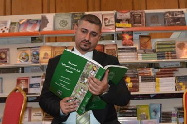 علي فاضل البدراوي يتصفح كتابه