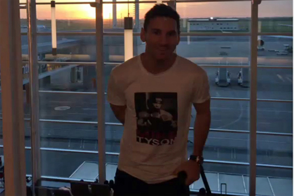 النجم الأرجنتيني ليونيل ميسي لحظة وصوله لمطار بوينس آيرس