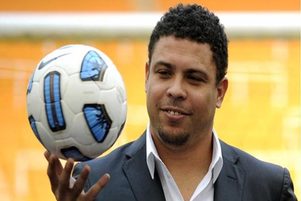 النجم البرازيلي السابق رونالدو 