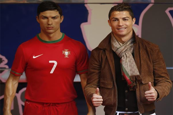 رونالدو تظهر السعادة على محياه بالتمثال الذي نحت لأجله