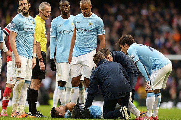 سيرجيو أغويرو لحظة تلقيه العلاج في المباراة