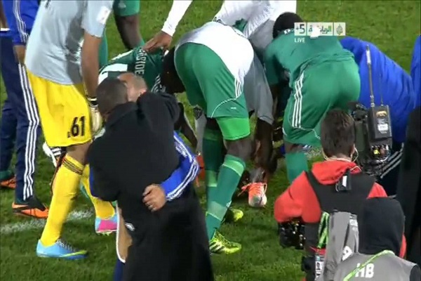 لاعبو الرجاء البيضاوي يتسابقون للحصول على حذاء رونالدينيو