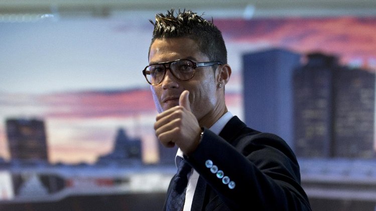 رونالدو سعيد بعقده الجديد مع ريال مدريد مرتدياً النظارة الغريبة