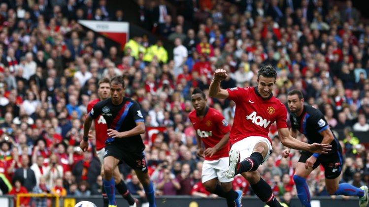 فان بيرسي افتتح التسجيل لمانشستر يونايتد في شباك كريستال بالاس