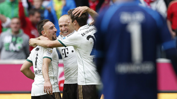 فرحة لاعبي بايرن ميونيخ بهدف ريبيري في هانوفر