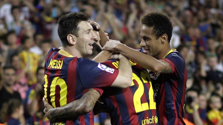 فرحة لاعبي برشلونة بهدف ألفيس في أشبيلية