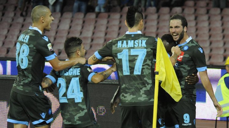 نابولي يهزم أتلانتا بهدفي هيغواين وكاليخون