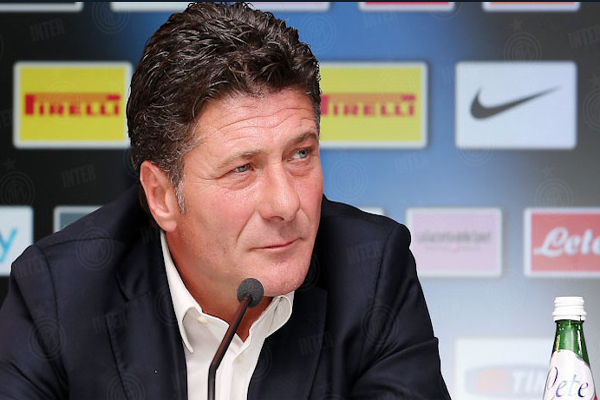 الإيطالي والتر مازاري مدرب إنتر ميلان الإيطالي