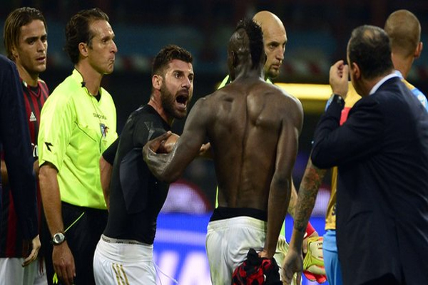  ماريو بالوتيلي مهاجم ميلان الإيطالي لحظة صدامه مع حكم المباراة