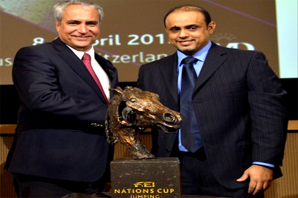 سامي الدهامي يقدم الكأس لأمين عام الاتحاد الدولي للفروسية