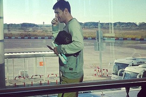النجم الأرجنتيني ليونيل ميسي نجم برشلونة الإسباني في المطار يستعد لركوب الطائرة بإتجاه إسبانيا