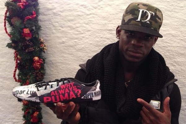 بالوتيلي حاملاً حذاءه الجديد المصمم من أبرز تصاريحه للصحف