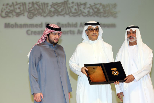 لشيخ سلمان بن إبراهيم آل خليفة ينال جائزة الشخصية الرياضية العربية، التي تمنحها جائزة محمد بن راشد للإبداع الرياضي