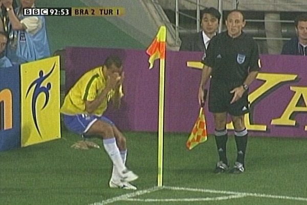 تمثيل البرازيلي يفالدو على الحكم في مونديال 2002