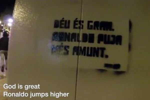 صورة ضوئية لأحد الرسائل التي تم طباعتها على معالم برشلونة 