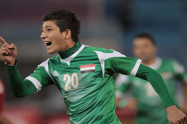 العراقي ضرغام إسماعيل يركض فرحاً بهدفه في مرمى المنتخب السعودي