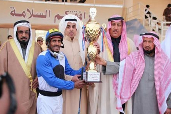 خالد بن ماضي الربيعان يسلم كأس مركز الشيحيه لنايف المطيع