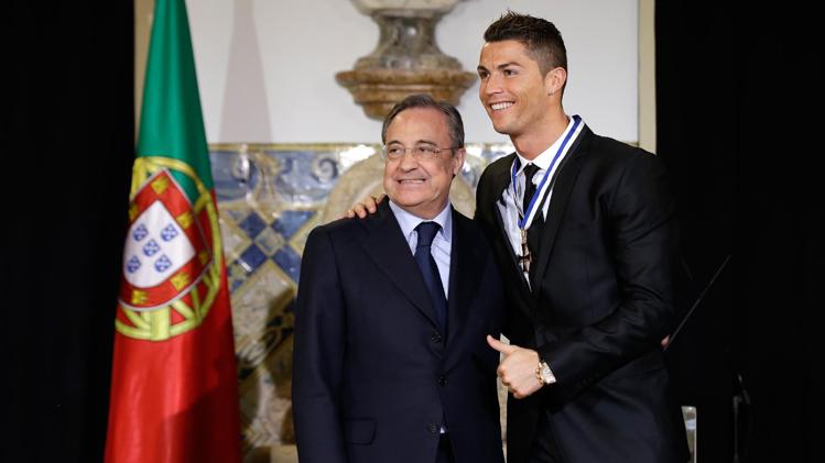 رونالدو مع رئيس ريال مدريد فلورنتينو بيريز في التكريم الرئاسي