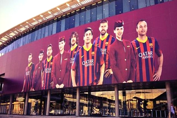لاعبو برشلونة بقميص الخطوط القطرية على جنبات ملعب كامب نو