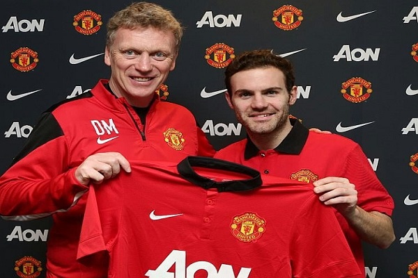 ماتا برفقة مويس بعد توقيع العقد