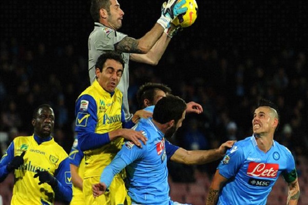 نابولي يفلت من الخسارة