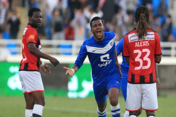 سلطان الدعيع ينطلق فرحاً بهدفه الوحيد أمام الرائد