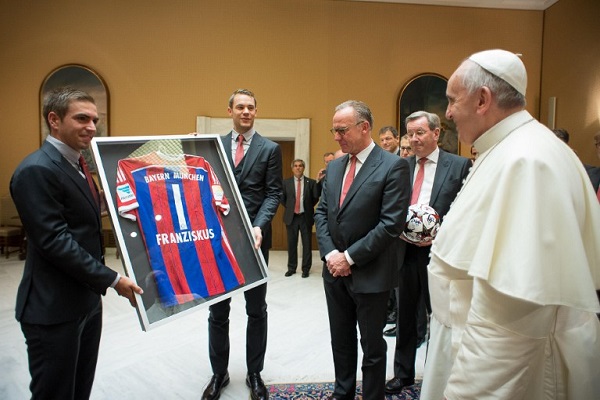 بايرن ميونيخ يعد البابا بهبة بقيمة مليون يورو