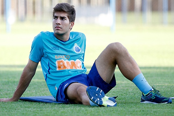 اللاعب لوكاس سيلفا، متوسط ميدان نادي كروزيرو البرازيلي