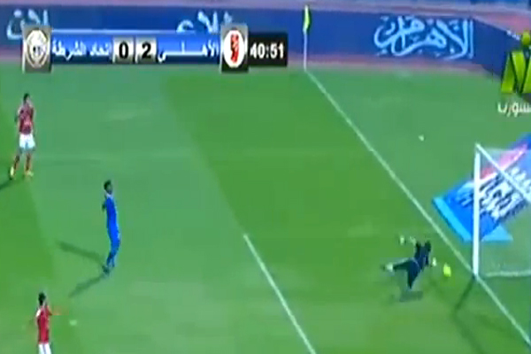 محمود تريزيغيه يسجل هدف الأهلي الثاني من كرة طائشة
