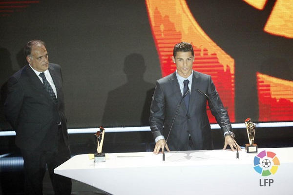 رئيس رابطة الدوري الإسباني خافيير تيباس إلى جانب رونالدو في حفل تسليم جوائز الليغا