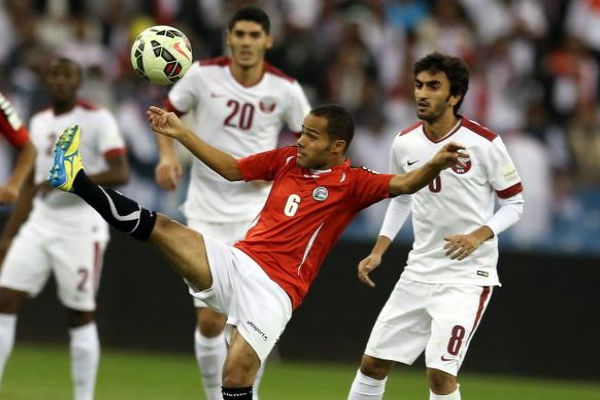 صراع على الكرة بين لاعبي اليمن وقطر