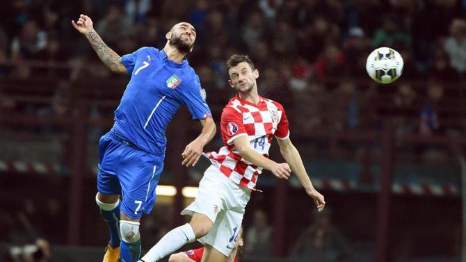صراع هوائي على الكرة بين لاعبي إيطاليا وكرواتيا