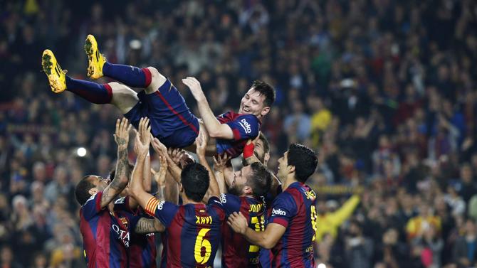 لاعبو برشلونة يحتفلون بميسي بعد تحطيمه رقم زارا التاريخي
