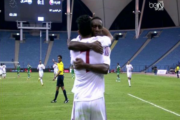 فرحة لاعبي الإمارات بأحد الهدفين في مرمى أسود الرافدين