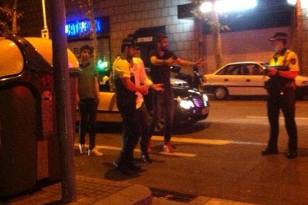 بيكي يُهين رجال الشرطة الإسبانية بسبب مخالفة مرورية